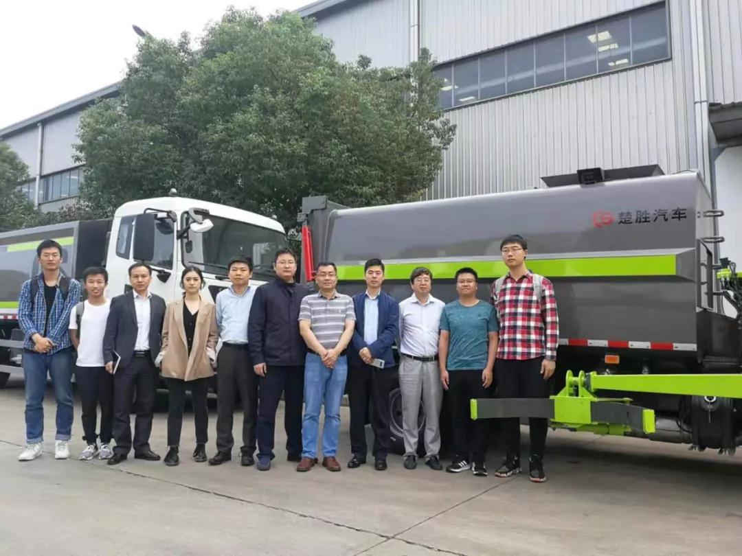 驚艷！“智能機(jī)械臂”自裝卸式垃圾車(chē)震撼問(wèn)世